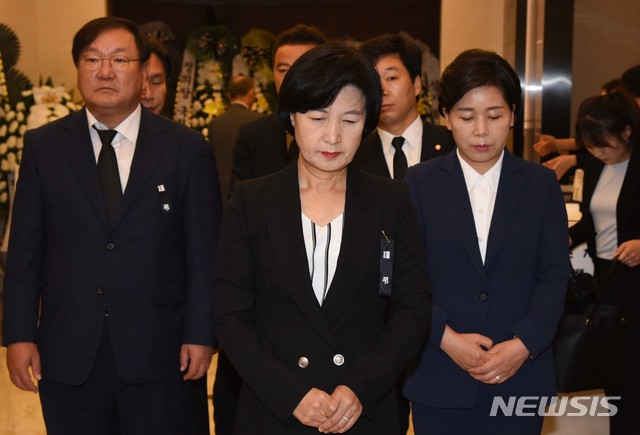 【서울=뉴시스】사진공동취재단 = 추미애 더불어민주당 대표와 당 지도부가 24일 오전 서울 신촌 세브란스병원 장례식장에 마련된 故 노회찬 정의당 원내대표 빈소에 조문하고 있다. 2018.07.24.&nbsp; photo@newsis.com