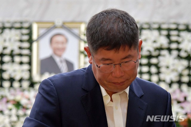 【서울=뉴시스】사진공동취재단 = 민주평화당 김경진 의원이 24일 오전 서울 서대문구 신촌 세브란스병원 장례식장에 마련된 고 노회찬 정의당 원내대표의 빈소를 조문하고 있다. 2018.07.24. photo@newsis.com