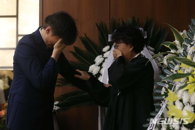 【서울=뉴시스】사진공동취재단 = 조국 민정수석이 24일 오후 서울 서대문구 신촌 세브란스 병원 장례식장에 마련된 故 노회찬 정의당 원내대표의 빈소를 조문한 뒤 부인 김지선씨를 위로하다 오열하고 있다. 2018.07.24.&nbsp; photo@newsis.com