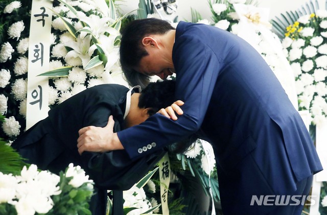 【서울=뉴시스】사진공동취재단 = 조국 청와대 민정수석이 24일 오후 서울 서대문구 신촌 세브란스 병원 장례식장에 마련된 고 노회찬 정의당 원내대표의 빈소를 찾아 조문한 뒤 고인의 부인 김지선씨와 오열하고 있다. 2018.07.24.&nbsp; photo@newsis.com