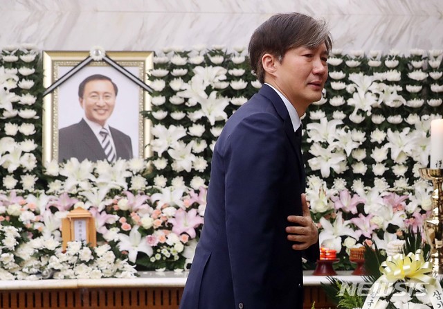 【서울=뉴시스】사진공동취재단 = 조국 청와대 민정수석이 24일 오후 서울 서대문구 신촌 세브란스 병원 장례식장에 마련된 고 노회찬 정의당 원내대표의 빈소를 찾아 조문한 뒤 나서고 있다. 2018.07.24.&nbsp; photo@newsis.com