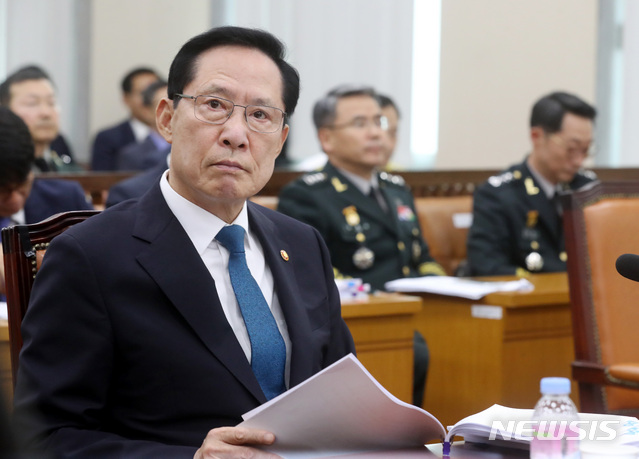 【서울=뉴시스】박영태 기자 = 24일 오후 서울 영등포구 여의도 국회에서 진행된 국회 국방위원회 전체회의에서 송영무 국방부 장관이 의원 질의를 듣고 있다. 2018.07.24. since1999@newsis.com