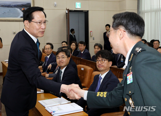 【서울=뉴시스】박영태 기자 = 24일 오후 서울 영등포구 여의도 국회에서 진행된 국회 국방위원회 전체회의에 출석한 송영무 국방부 장관이 이석구 기무사령관과 악수를 하고 있다. 2018.07.24.since1999@newsis.com
