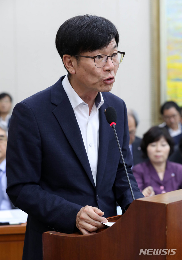 【서울=뉴시스】홍효식 기자 = 24일 오후 서울 여의도 국회 본청 정무위원회 회의실에서 열린 전체회의에서 김상조 공정거래위원장이 업무보고를 하고 있다. 2018.07.24.&nbsp; yesphoto@newsis.com