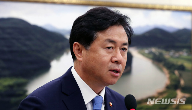 【서울=뉴시스】홍효식 기자 = 24일 오후 서울 여의도 국회 본청 농림축산식품해양수산위원회 회의실에서 열린 전체회의에서 김영춘 해양수산부 장관이 업무보고를 하고 있다. 2018.07.24. yesphoto@newsis.com