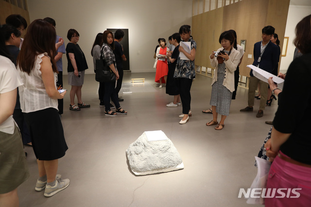 【과천=뉴시스】조수정 기자 = 박이소(1957~2004) '기록과 기억' 전시 개막을 앞두고 24일 경기 과천시 막계동 국립현대미술관 과천관에서 작품이 공개되고 있다. '경계의 미술'을 선도한 박이소 작가의 유족이 2014년 대량 기증한 아카이브와 대표작을 중심으로 구성된 이번 회고전은 오는 26일부터 12월 16일까지 국립현대미술관 과천관 제1전시실에서 관람할 수 있다. 2018.07.24. chocrystal@newsis.com