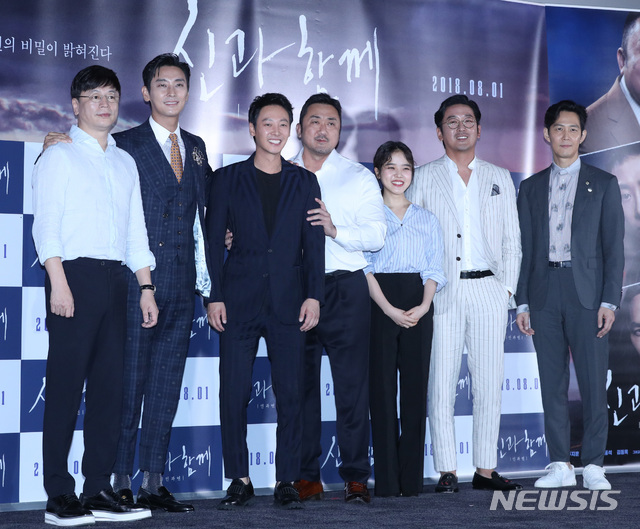 왼쪽부터 김용화 감독, 배우 주지훈, 김향기, 김동욱, 마동석, 김향기, 하정우, 이정재