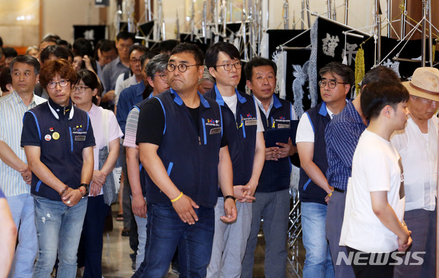 【서울=뉴시스】사진공동취재단 = 24일 오후 서울 서대문구 연세대 세브란스병원 장례식장에 마련된 고 노회찬 정의당 원내대표의 빈소에 일반 조문객들이 줄을지어 조문 순서를 기다리고 있다. 2018.07.24.&nbsp; photo@newsis.com 