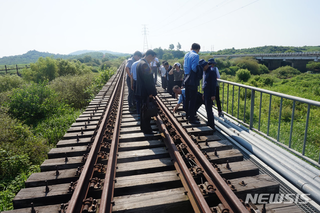 【서울=뉴시스】김진아 기자 = 남북 철도 공동 점검단이 24일 경의선 철도의 북측 연결구간 중 사천강 철도 교량을 점검하고 있다. 2018.07.24. (사진=통일부 제공)&nbsp; photo@newsis.com