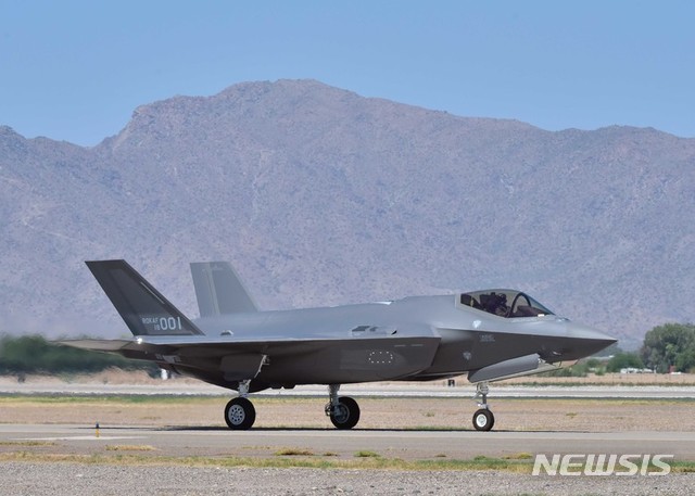 【서울=뉴시스】미 애리조나 루크기지에서 이륙 준비 중인 공군 F-35A. 25일 공군에 따르면 정기윤 소령(38·공사51기)은 지난 20일(현지시간) 미국 서부 애리조나주 루크 공군기지에서 첫 번째 F-35A 단독 임무를 수행했다. 2018.07.25. (사진=미 공군 제공)photo@newsis.com