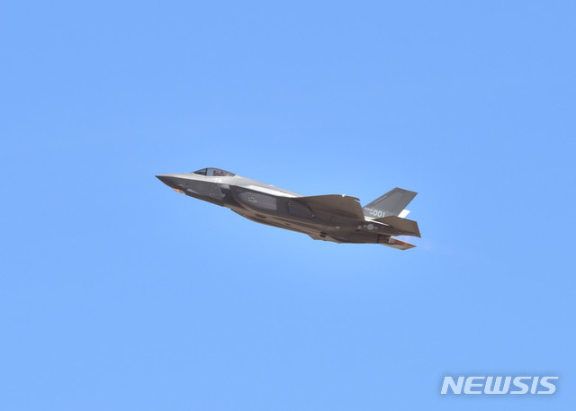 【서울=뉴시스】공군 F-35A가 첫 이륙하는 모습. 25일 공군에 따르면 정기윤 소령(38·공사51기)은 지난 20일(현지시간) 미국 서부 애리조나주 루크 공군기지에서 첫 번째 F-35A 단독 임무를 수행했다. 2018.07.25. (사진=미 공군 제공)photo@newsis.com