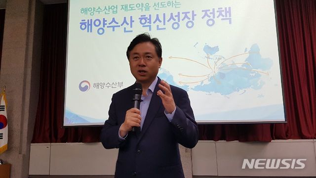 【부산=뉴시스】허상천 기자 = 김영춘 해양수산부 장관은 25일 오전 부산시청 대회의실에서 열린 ‘해양수산혁신정책’ 강연회에서 한·일양국이 배타적경제수역(EEZ)의 어획량을 정하는 한일어업협상 전망에 대해 “협상을 재촉하고 있으나 일본협상팀이 다른 조건들을 제시하면서 협상을 미뤄 협상에 난항을 겪고 있다”고 밝혔다. 2018.07.25. photo@newsis.com