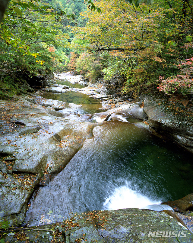 【창원=뉴시스】 홍정명 기자 = 25일 경남도는 여름휴가철 '더위를 날려버릴 경남관광지 52곳'을 추천했다.사진은 함양 칠선계곡.2018.07.25.(사진=경남도 제공) photo@newsis.com