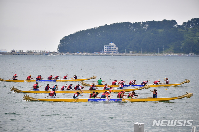 【창원=뉴시스】 홍정명 기자 = 25일 경남도는 여름휴가철 '더위를 날려버릴 경남관광지 52곳'을 추천했다. 사진은 거제 바다로세계로 축제.2018.07.25.(사진=경남도 제공) photo@newsis.com