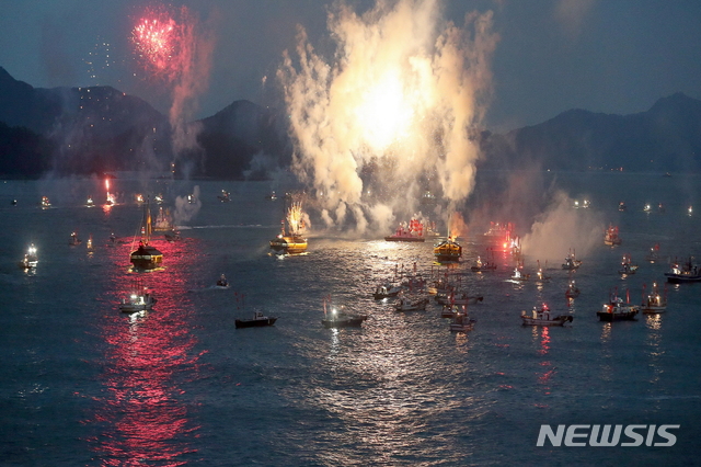 【창원=뉴시스】 홍정명 기자 = 25일 경남도는 여름휴가철 '더위를 날려버릴 경남관광지 52곳'을 추천했다. 사진은 통영 한산대첩축제.2018.07.25.(사진=경남도 제공) photo@newsis.com