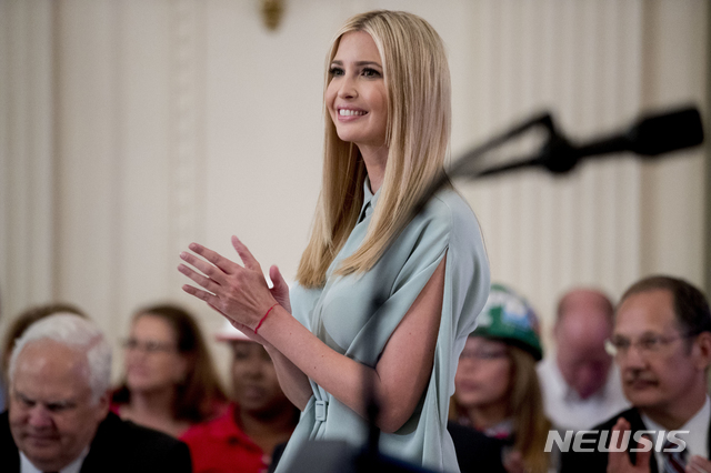 【워싱턴 = AP/뉴시스】 도널드 트럼프 미국 대통령의 맏딸인 이방카가 7월 19일 백악관에서 대통령이 미국 노동자 위원회 창설에 서명한 뒤 박수를 치고 있다. 이방카는 그 동안 여론의 비난을 받아온 자신의 패션회사를 최대한 빨리 폐업하기 위해 이미 직원들 전원에게 해직 통보를 했다고 미국 언론들이 24일(현지시간) 보도했다. 2018.07.25