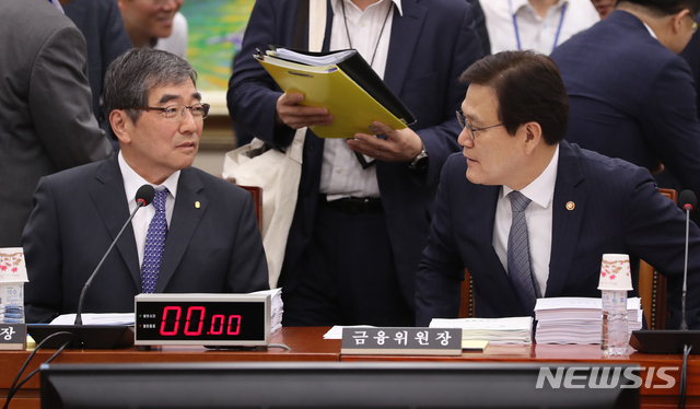 【서울=뉴시스】고승민 기자 = 25일 오전 서울 여의도 국회에서 금융위원회와 금융감독원 업무보고, 금융 관련 법률안 등을 안건으로 열린 제362국회(임시회) 정무위원회 제2차 전체회의에서 최종구 금융위원장과 윤석헌 금융감독원장이 대화를 나누고 있다. 2018.07.25.&nbsp; kkssmm99@newsis.com