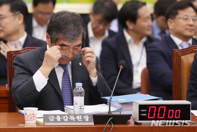 【서울=뉴시스】고승민 기자 = 25일 오전 서울 여의도 국회에서 금융위원회와 금융감독원 업무보고, 금융 관련 법률안 등을 안건으로 열린 제362국회(임시회) 정무위원회 제2차 전체회의에서 윤석헌 금융감독원장이 안경을 고쳐 쓰고 있다. 2018.07.25. kkssmm99@newsis.com