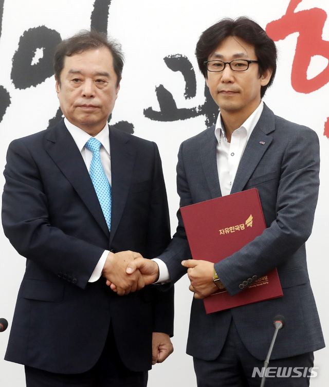 【서울=뉴시스】박영태 기자 = 25일 오전 서울 영등포구 여의도 국회에서 진행된 자유한국당 비상대책위원회의에서 김병준 비대위원장이 김대준 비대위원에게 임명장을 준 후 기념촬영을 하고 있다. 2018.07.25.since1999@newsis.com