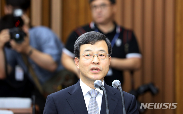 【서울=뉴시스】이종철 기자&nbsp; = 25일 오전 서울 여의도 국회에서 열린 이동원 대법관 후보자 임명동의에 관한 인사청문특별위원회에서 이 후보자가 인사말을 하고 있다. 2018.07.25. jc4321@newsis.com