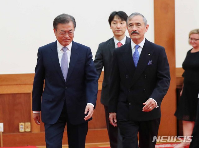 【서울=뉴시스】전신 기자 = 문재인 대통령이 25일 청와대 본관 접견실에서 열린 주한대사 신임장 제정식에서 해리 해리스 주한미국대사로부터 신임장을 받은 후 백악실로 향하고 있다. 2018.07.25.&nbsp; photo1006@newsis.com