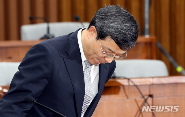 【서울=뉴시스】이종철 기자 = 25일 오전 서울 여의도 국회에서 열린 이동원 대법관 후보자 임명동의에 관한 인사청문특별위원회에서 이 후보자가 의원들에게 인사를 하고 있다. 2018.07.25.&nbsp; jc4321@newsis.com