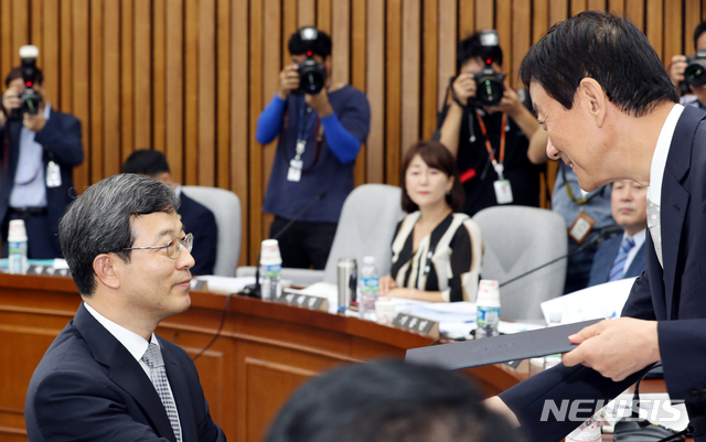 【서울=뉴시스】이종철 기자 = 25일 오전 서울 여의도 국회에서 열린 이동원 대법관 후보자 임명동의에 관한 인사청문특별위원회에서 이 후보자가 진영 위원장에게 선서문을 건네고 있다. 2018.07.25.&nbsp; jc4321@newsis.com