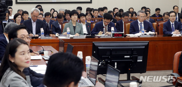 【서울=뉴시스】박영태 기자 = 25일 오전 서울 영등포구 여의도 국회에서 진행된 환경노동위원회 전체회의에 김영주 고용노동부 장관을 비롯한 관계자들이 참석해 자리에 앉아 있다. 왼쪽부터 문성현 경제사회노동위원회 위원장, 김영주 고용노동부 장관, 이성기 고용노동부 차관, 박준성 중앙노동위원회 위원장, 류장수 최저임금위원회 위원장. 2018.07.25.since1999@newsis.com