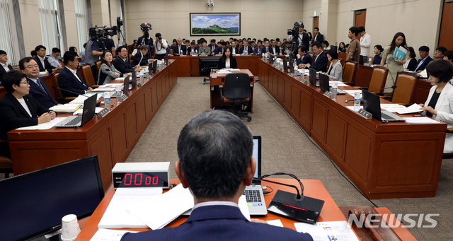 【서울=뉴시스】박영태 기자 = 25일 오전 서울 영등포구 여의도 국회에서 진행된 환경노동위원회 전체회의를 김학용 위원장이 주재하고 있다. 2018.07.25. since1999@newsis.com