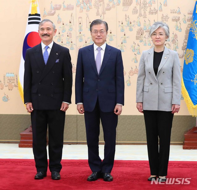 【서울=뉴시스】전신 기자 = 문재인 대통령이 25일 청와대 본관 접견실에서 열린 주한대사 신임장 제정식에서 해리 해리스 주한미국대사로부터 신임장을 받은 후 기념촬영을 하고 있다. 2018.07.25.&nbsp; photo1006@newsis.com