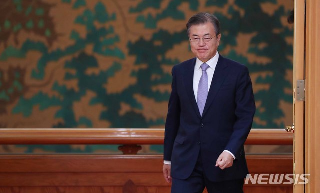 【서울=뉴시스】전신 기자 = 문재인 대통령이 25일 청와대 본관 접견실에서 열린 주한대사 신임장 제정식에 참석하고 있다. 2018.07.25.&nbsp; photo1006@newsis.com