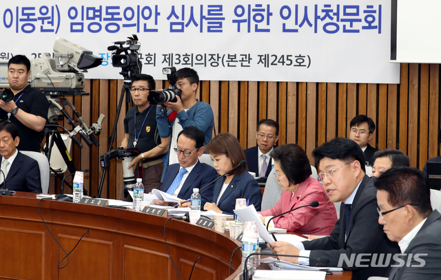 【서울=뉴시스】이종철 기자 = 장제원 자유한국당 의원이 25일 오전 서울 여의도 국회에서 열린 이동원 대법관 후보자 임명동의에 관한 인사청문특별위원회에서 이 후보자를 극찬하고 있다. 2018.07.25.&nbsp; jc4321@newsis.com 