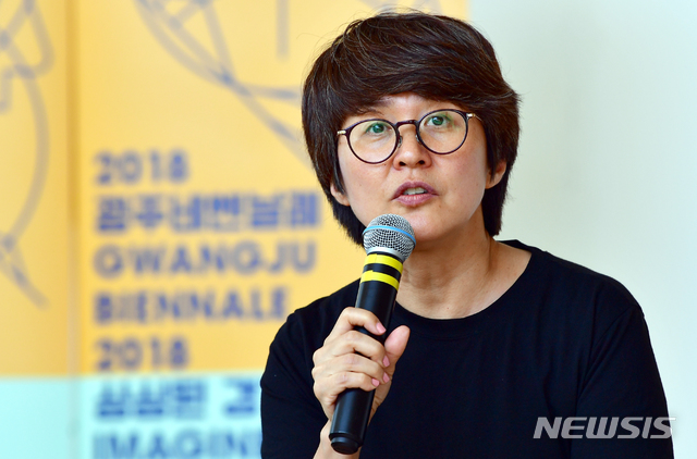 【광주=뉴시스】류형근 기자 = 김선정 광주비엔날레재단 대표이사가 25일 오전 광주 동구 국립아시아문화전당 메이커스스페이스에서 기자들과 만나 '2018광주비엔날레'에 대해 설명하고 있다. 2018광주비엔날레는 북한작품 전시가 추진되는 등 '상상된 경계들'이라는 주제로 9월7일부터 11월11일까지 광주비엔날레관과 국립아시아문화전당 등지에서 펼쳐진다. 2018.07.25. hgryu77@newsis.com