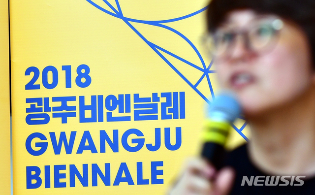 【광주=뉴시스】류형근 기자 = 김선정 광주비엔날레재단 대표이사가 25일 오전 광주 동구 국립아시아문화전당 메이커스스페이스에서 기자들과 만나 '2018광주비엔날레'에 대해 설명하고 있다. 2018광주비엔날레는 북한작품 전시가 추진되는 등 '상상된 경계들'이라는 주제로 9월7일부터 11월11일까지 광주비엔날레관과 국립아시아문화전당 등지에서 펼쳐진다. 2018.07.25. hgryu77@newsis.com