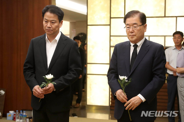 【서울=뉴시스】김선웅 기자 = 임종석 대통령비서실장과 정의용 국가안보실장이 25일 오전 서울 서대문구 신촌세브란스병원 장례식장에 마련된 故 노회찬 정의당 원내대표의 빈소를 찾아 조문하고 있다. 2018.07.25.&nbsp; photo@newsis.com