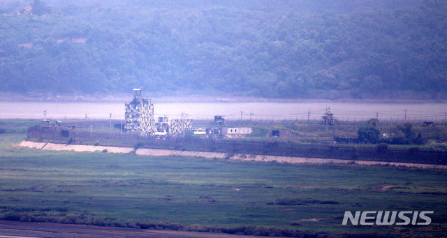 [파주=뉴시스]추상철 기자 = 경기 파주시 접경지역에서 남측 철책과 우리군 초소가 보이고 있다. 2018.07.25. scchoo@newsis.com