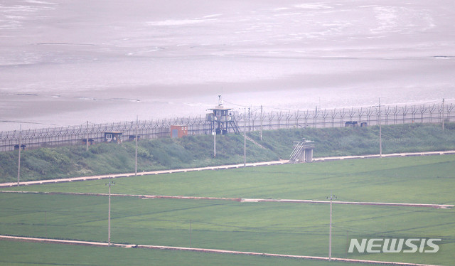 【파주=뉴시스】추상철 기자 = 지난달 25일 오후 경기 파주시 접경지역에서 남측 철책과 우리군 초소가 보이고 있다. 2018.07.25. scchoo@newsis.com