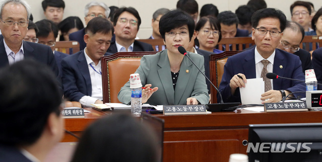 【서울=뉴시스】박영태 기자 = 25일 오후 서울 영등포구 여의도 국회에서 진행된 환경노동위원회 전체회의에서 김영주 고용노동부 장관이 의원 질의에 답변하고 있다. 2018.07.25.&nbsp; since1999@newsis.com