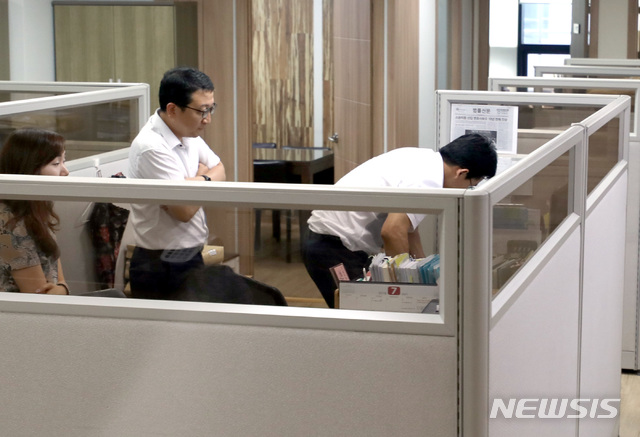 【서울=뉴시스】전진환 기자 = 양승태 사법부의 재판거래 의혹을 수사중인 검찰이 25일 서울 서초동에 위치한 임종헌 전 법원행정처 차장의 사무실 압수수색을 하고 있다. 2018.07.25.&nbsp; amin2@newsis.com 