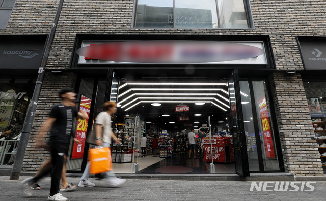 【서울=뉴시스】임태훈 기자 = 연일 폭염이 기승을 부리며 전력 수급에 빨간불이 켜진 25일 오후 서울 중구 명동거리의 상점들이 냉방기를 켠채 문을 활짝 열고 영업하고 있다. 2018.07.25. taehoonlim@newsis.com