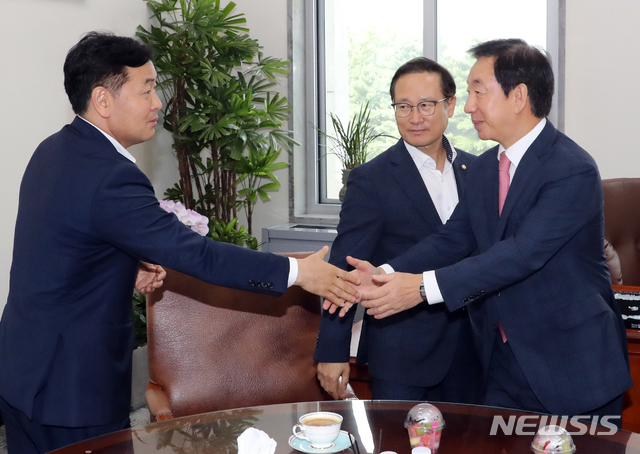 【서울=뉴시스】고승민 기자 = 25일 오후 서울 여의도 국회 운영위원장실에서 더불어민주당 홍영표(가운데), 자유한국당 김성태(오른쪽), 바른미래당 김관영 원내대표가 상임위원회 소위원회 구성 등을 논의하기 위해 회동하고 있다. 2018.07.25. photo@newsis.com