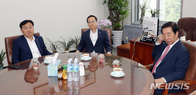 【서울=뉴시스】고승민 기자 = 25일 오후 서울 여의도 국회 운영위원장실에서 더불어민주당 홍영표(가운데), 자유한국당 김성태(오른쪽), 바른미래당 김관영 원내대표가 상임위원회 소위원회 구성 등을 논의하기 위해 회동하고 있다. 2018.07.25. photo@newsis.com