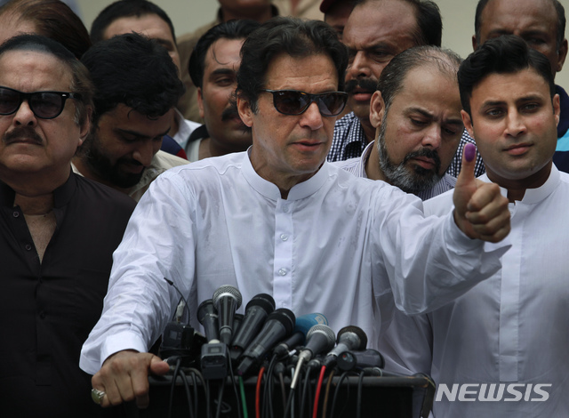 【이슬라마바드(파키스탄)=AP/뉴시스】파키스탄 정의운동당의 임란 칸 대표가 25일 파키스탄 이슬라마바드에서 총선 투표를 마친 후 투표했음을 보여주는 잉크가 묻은 엄지손가락을 들어보이고 있다. 2018.7.25