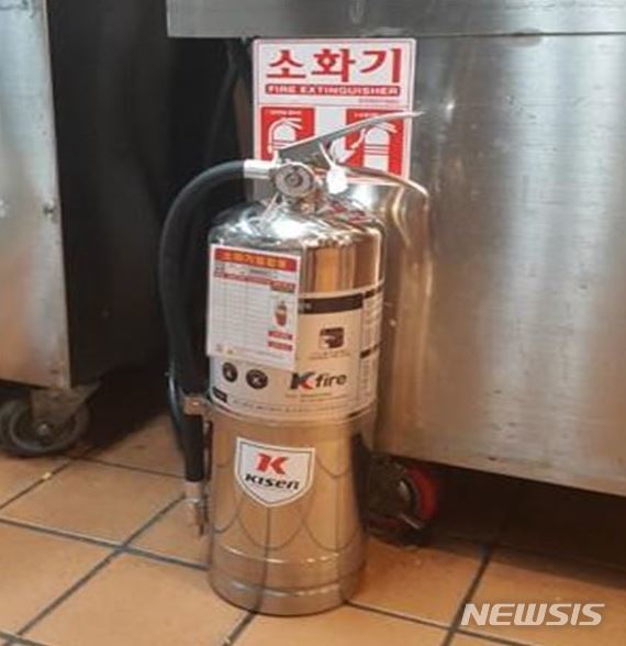 【서울=뉴시스】소방청은 26일 주방화재에 적응성이 우수한 K급 소화기를 비치해 식용유 등 유류에 의한 화재에 대비할 것을 당부했다. 2018.07.26. (사진=소방청 제공)