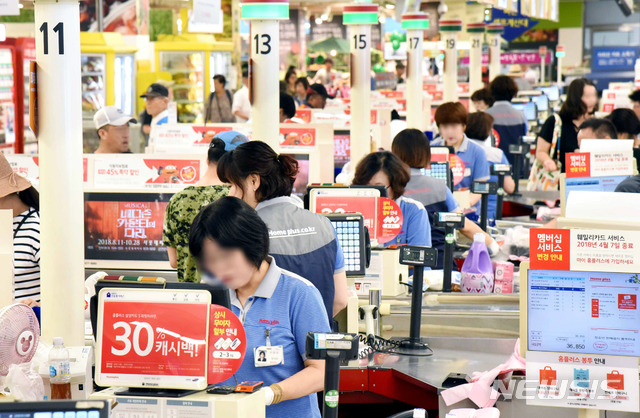 【서울=뉴시스】홈플러스스토어즈 월드컵점 근무 모습. 2018.7.26(사진=홈플러스스토어즈 제공) photo@newsis.com