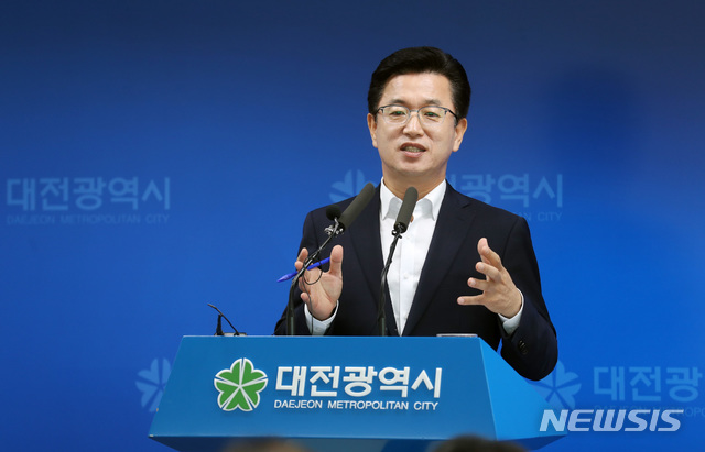【대전=뉴시스】조명휘 기자 = 허태정 대전시장이 26일 오전 시청 브리핑룸에서 7월 정례 브리핑을 열고 주요 현안에 대해 설명하고 있다. 2018.07.26. (사진= 대전시 제공) photo@newsis.com