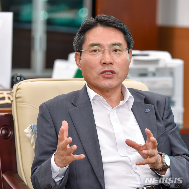 【여수=뉴시스】김석훈 기자 = 권오봉 전남 여수시장은 8월 1일부터 여수시민 500명 이상이 동의한 청원이 있을 경우 면담 등을 통해 직접 답변하는 '여수시 열린 시민청원'제도를 운영하겠다고 26일 밝혔다. 2018.07.26. (사진=여수시청 제공)&nbsp; kim@newsis.com 