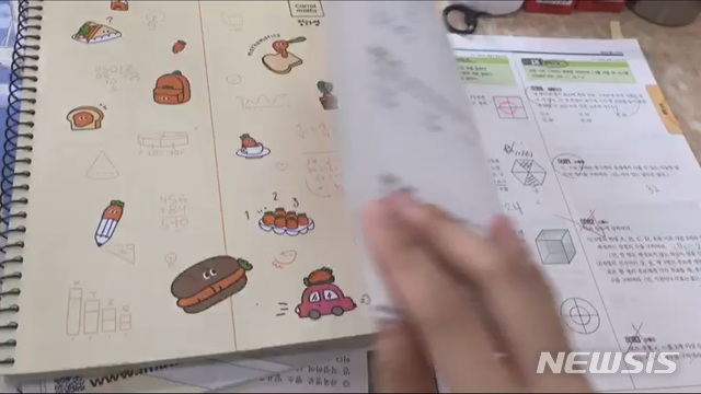 【서울=뉴시스】타임랩스 어플을 통해 자신이 공부하는 장면을 카메라로 찍는 모습. 2018.09.01.(사진=독자제공)