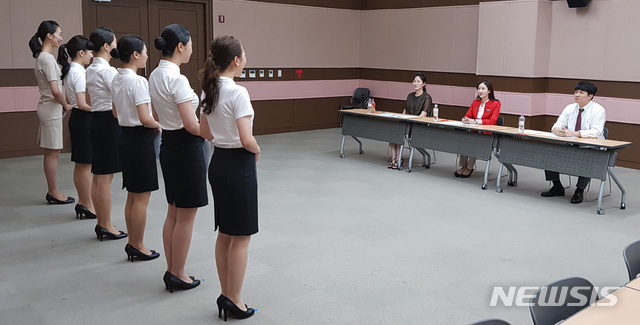 【대구=뉴시스】박준 기자 = 티웨이항공은 지난 25일부터 26일까지 대구에서 신입 객실승무원 1차 면접을 진행했다. 2018.07.26june@newsis.com 