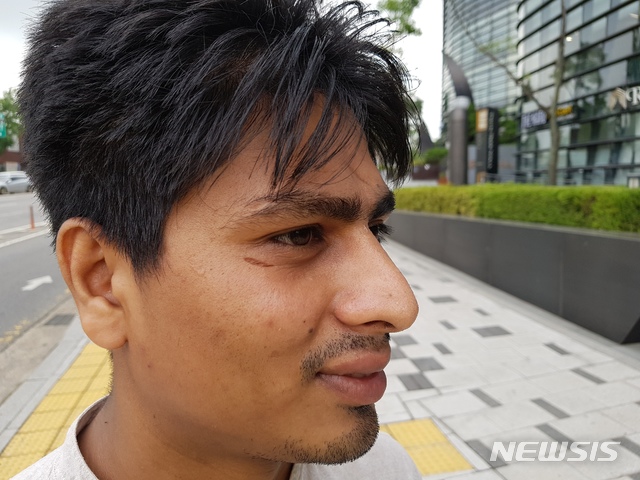 【서울=뉴시스】방글라데시인으로 2014년부터 한국에서 체류 중인 모하마드 레젤(Rasel Mohammad·28). 지난 26일 오전에 만난 레젤의 코 끝과 얼굴에 땀방울이 맺혀있다. 2018.07.26. newkid@newsis.com 